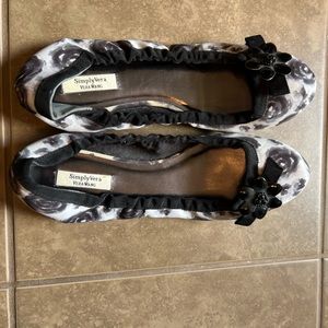 Simply Vera Wang Women’s size 10 Black and White Floral Ballet Flats